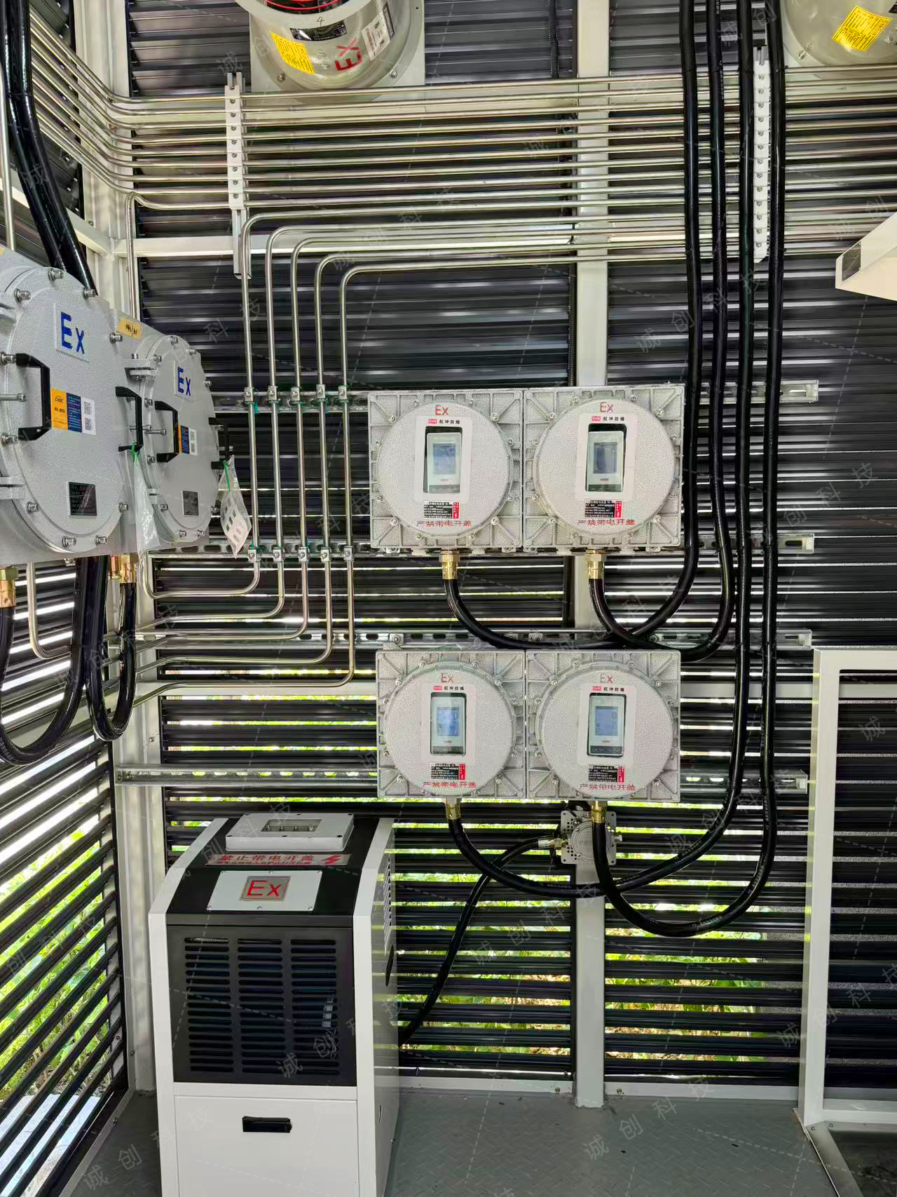 易燃易爆移動氣站中的1臺溫度、濕度控制箱